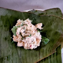 Siapkan daun pisang, Ambil 2  sdm tahu jamur. Lalu sematkan lidi.