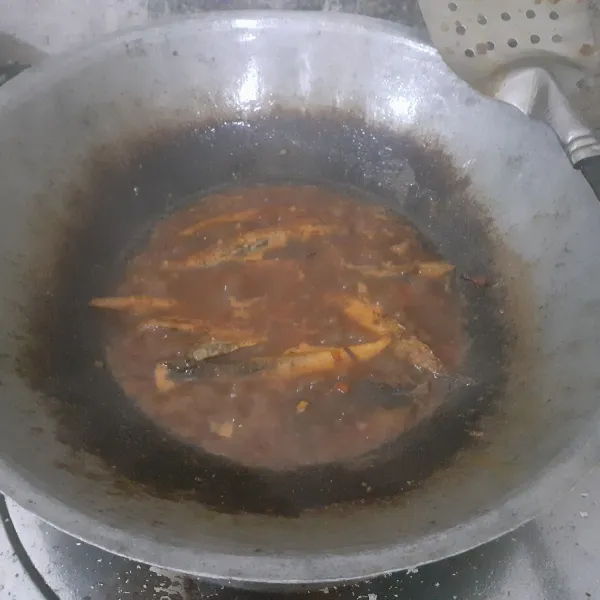 Masukkan ikan tongkol ke dalam bumbu, aduk hingga rata. Masak hingga air menyusut dan bumbu mengental. Angkat. Sajikan.