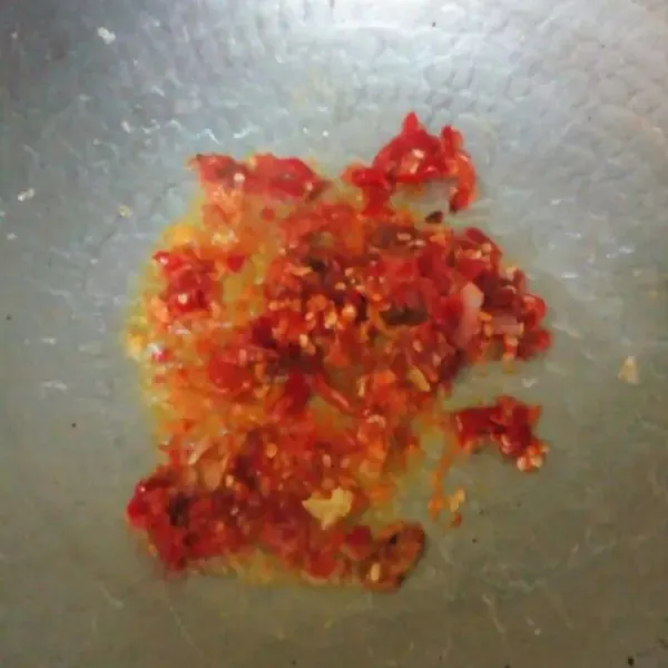 Haluskan bumbu, tumis hingga harum.