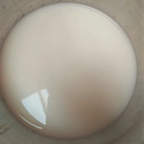 Tuang susu cair ke panci lalu didihkan.
