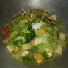 Masukkan sawi putih dan beri garam, gula, dan kaldu. Masak hingga matang, angkat.