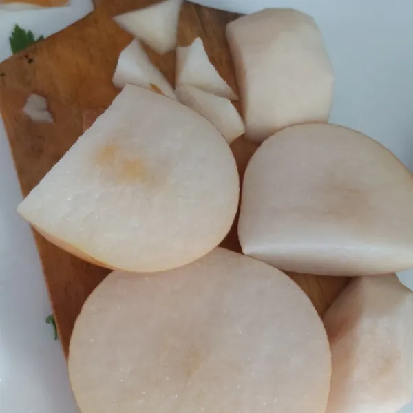 Potong buah pear kecil-kecil.