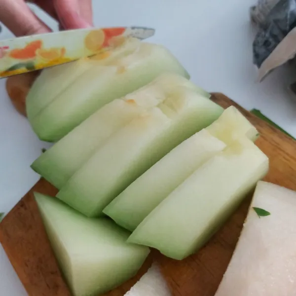 Potong melon kecil-kecil.