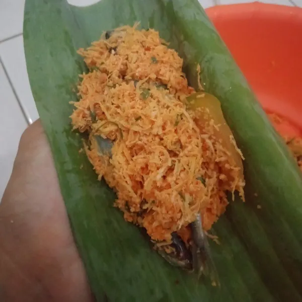 Bungkus ikan yang sudah dicampur dengan bumbu hingga habis