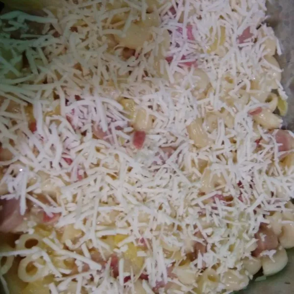 Tuang kedalam loyang yang dioles margarin tipis, taburi keju parut. panggang 180°c selama 30-40 menit (sesuaikan oven masing-masing).