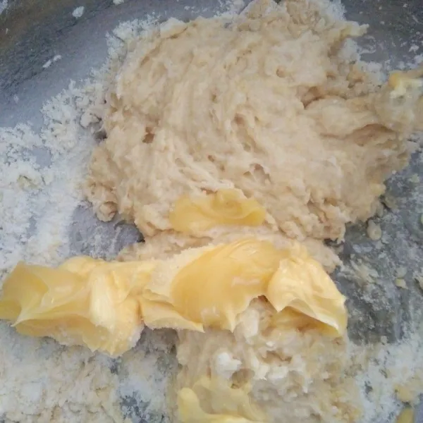 Tambahkan margarin dan garam mixer/ulen lagi sampai kalis elastis.