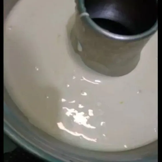 Masukkan adonan kedalam loyang yang dioles margarin tipis dan ditabur tepung terigu.