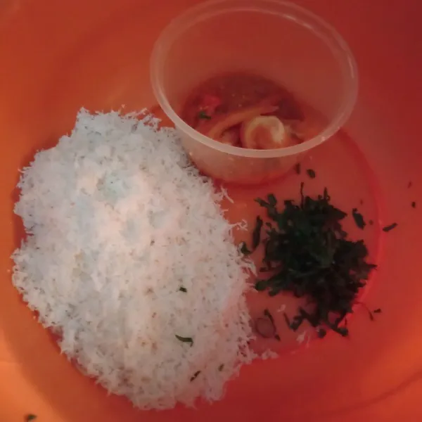 Siapkan bumbu yang sudah diblender, daun kunyit diiris tipis-tipis dan kelapa