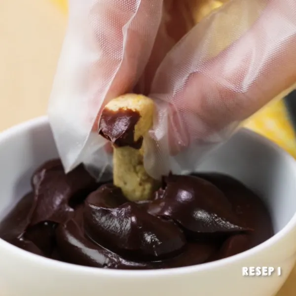Angkat dan dinginkan. Celup kedua ujung cookies ke dalam lelehan coklat.