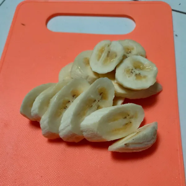 Iris serong pisang kepok setebal 1 cm.