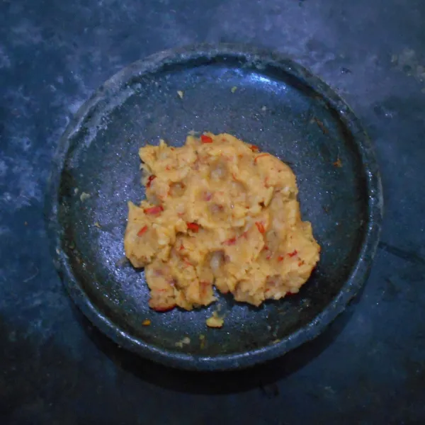 Campurkan bumbu dengan kentang tumbuk hingga merata. Kalau mau diberi seledri cincang, tambahkan di tahap ini