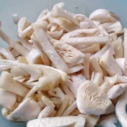 Cuci bersih jamur tiram dan sisihkan.