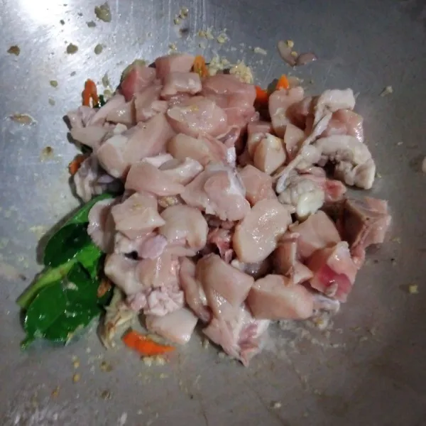 Masukkan ayam aduk rata dan tumis hingga ayam berubah warna.