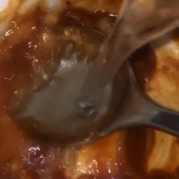Tambahkan air kedalam panci yang berisi setengah campuran saus. Lalu aduk hingga tercampur rata.