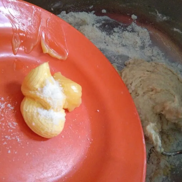 Tambahkan margarin dan garam, mixer atau uleni lagi sampai benar-benar kalis elastis.