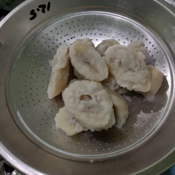 Angkat pisang, basahi dengan air dingin agar tidak lengket satu sama lain. Tiriskan.