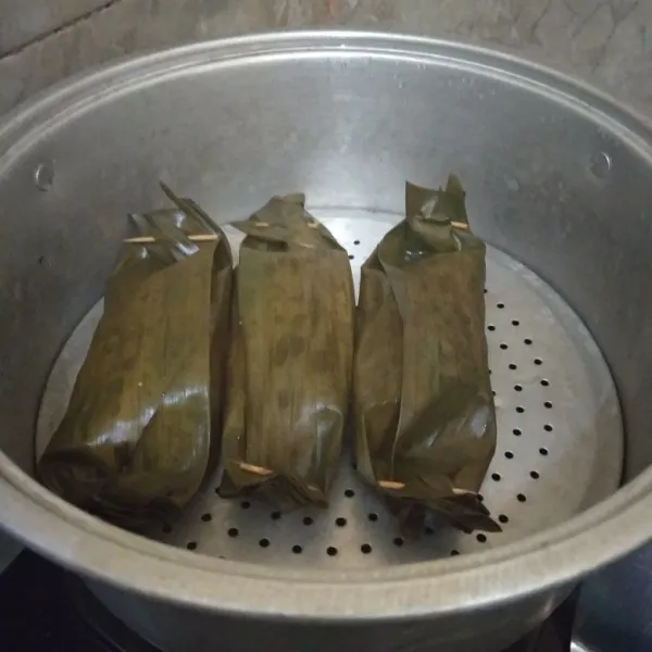 Matikan api saat pepes sudah matang, pepes pindang siap untuk disajikan.