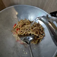 Masukkan cabe merah, tempe dan air, masak hingga mendidih.