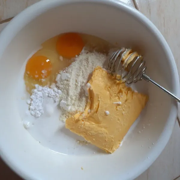 Campurkan margarin, gula, telur, vanili, sagu, susu bubuk dan santan kedalam satu wadah.