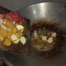 Tambahkan tahu dan sosis.