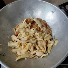 Tambahkan jamur tiram, saos tiram, kaldu bubuk dan gula pasir. Aduk hingga rata masak hingga air menyusut.