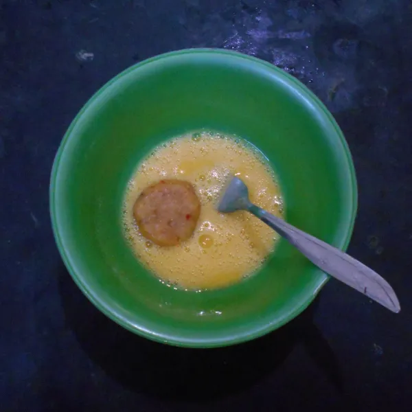 Kocok lepas telur dan satu sendok makan minyak goreng agar tidak terlalu kental. Celupkan bulatan kentang pada kocokan telur. Goreng dengan minyak panas dan api sedang hingga warnanya kecokelatan. Angkat, tiriskan, sajikan.
