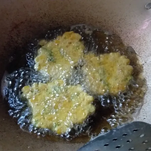 Panaskan minyak, masukan sedikit demi sedikit adonan, goreng hingga kuning keemasan.