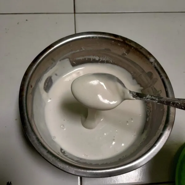 Campur tepung beras, terigu, garam dan air sampai berbentuk adonan agak kental.