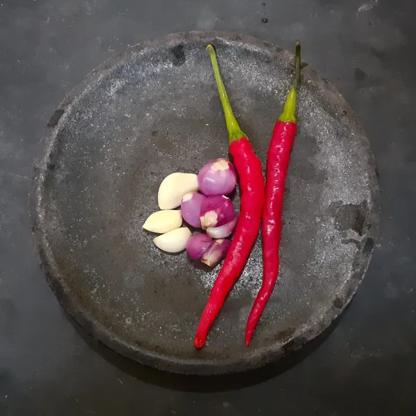 Potong-potong bumbu: bawang merah, bawang putih, cabe merah keriting yang sudah dibuang bijinya. Goreng hingga matang.