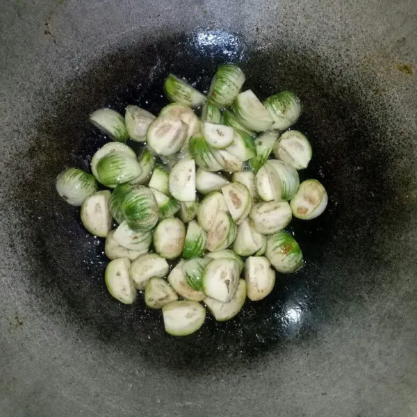 Goreng terong hingga matang. Angkat dan sisihkan.