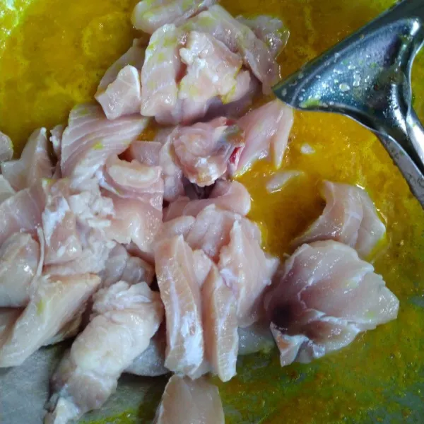 tambahkan serai dan daun jeruk,masukkan ikan