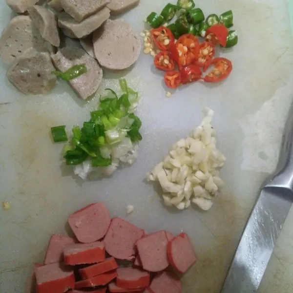 Iris-iris bawang putih, cabai rawit, daun bawang, sosis dan bakso.