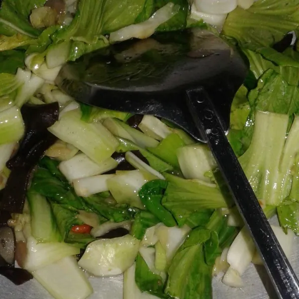 Setelah itu masuk kan pokcoy,aduk sampai layu