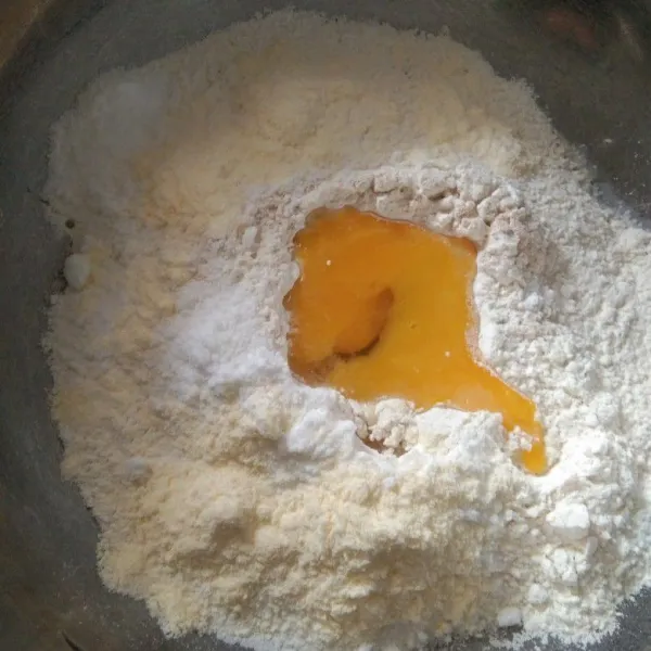 Campur tepung, gula, ragi, susu bubuk dan telur.