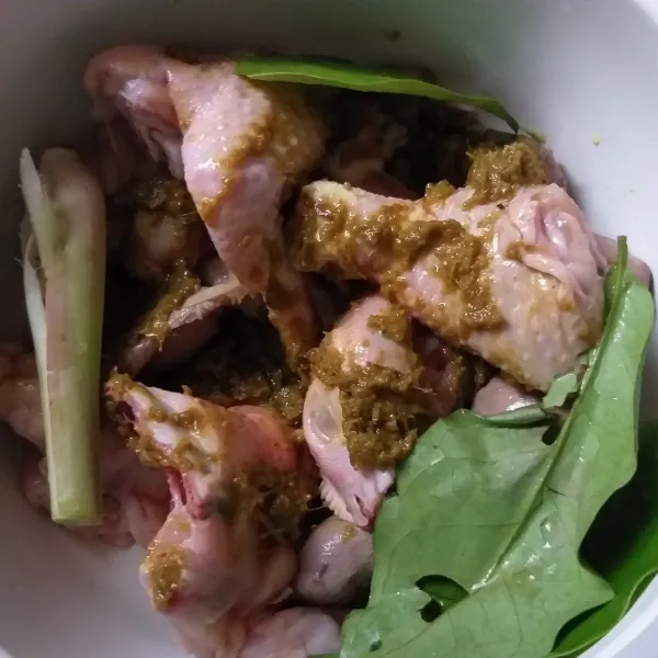 lumuri ayam dengan bumbu halus, masukan bumbu sisanya.