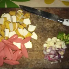 Iris halus bawang merah, bawang putih, dan cabai. Serta potong tahu dan sosis.