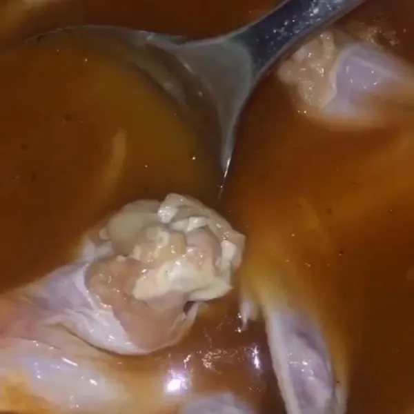 Masukkan sayap ayam, rebus hingga air sedikit menyusut.