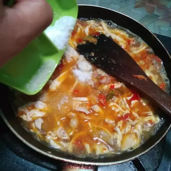 Bumbui gula, garam secukupnya, aduk rata.