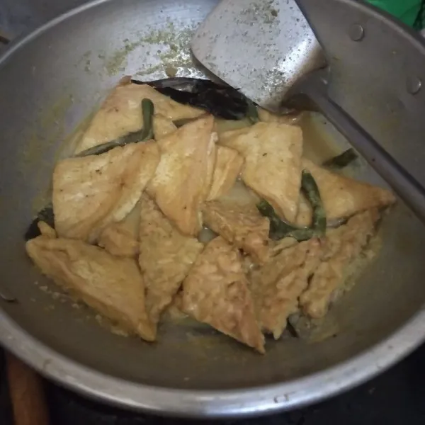Masak hingga bumbu meresap dan kuah menyusut. Tes rasa jika sudah pas, matikan api dan masakan siap untuk disajikan.