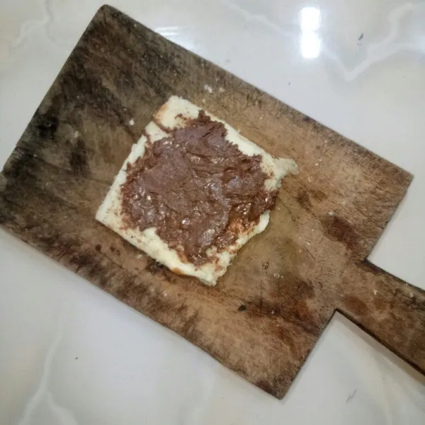 Olesi roti tawar dengan glaze.