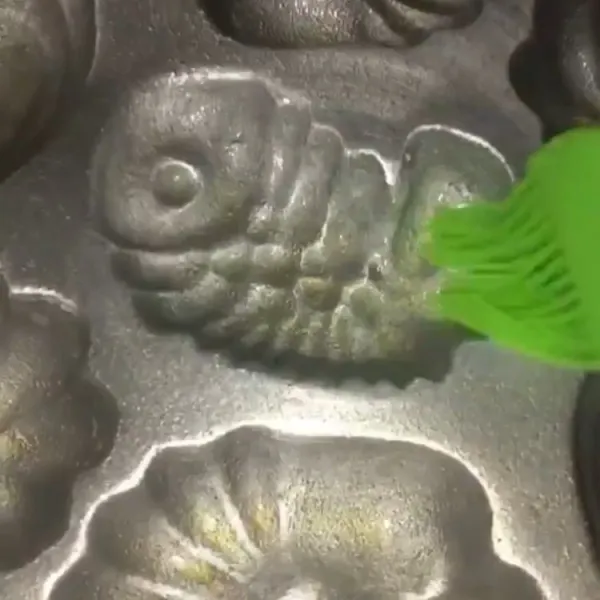 Siapkan cetakan kue cubit, olesi dengan margarin agar tidak lengket.