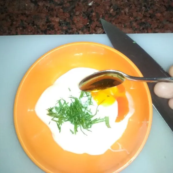 Masukkan daun seledri yang sudah di iris dan masukkan chilli oil kedalam mangkuk berisi mayonaise, aduk hingga rata.