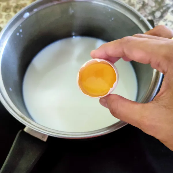 Masak dengan api kecil, susu cair dan keju hingga keju larut, Tambahkan kuning telur, aduk rata.
