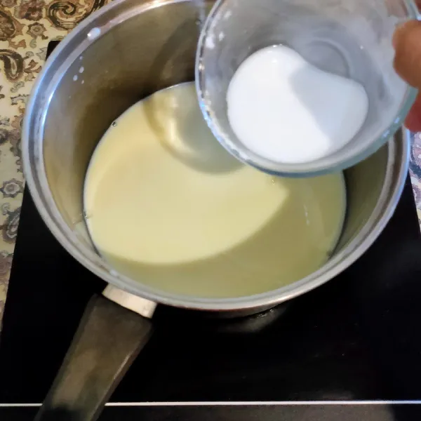 Tambahkan larutan maizena. masak hingga mengental, angkat. sajikan dengan Jamur Krispy