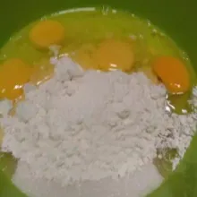 Mixer bersama telur, gula pasir, SP, vanili, dan tepung terigu dengan kecepatan tinggi sampai putih pucat dan mengembang.