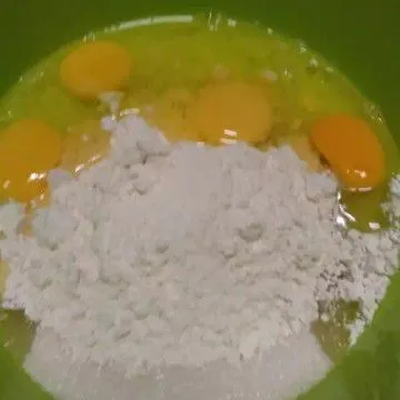 Mixer bersama telur, gula pasir, SP, vanili, dan tepung terigu dengan kecepatan tinggi sampai putih pucat dan mengembang.