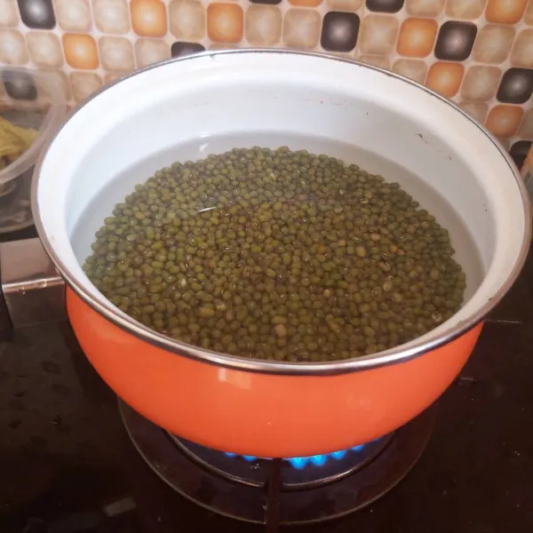 Rebus kacang ijo dengan ditambahkan 750 ml air.