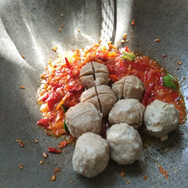 Masukkan bakso, aduk rata.