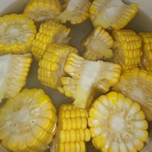Masukkan jagung yang sudah dipotong, masak hingga jagung matang. Beri gula, garam dan kaldu bubuk.