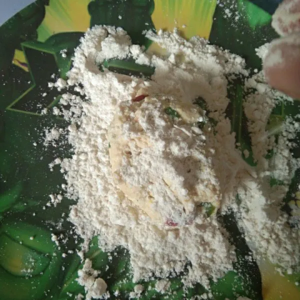 Baluri adonan dengan tepung terigu hingga rata.